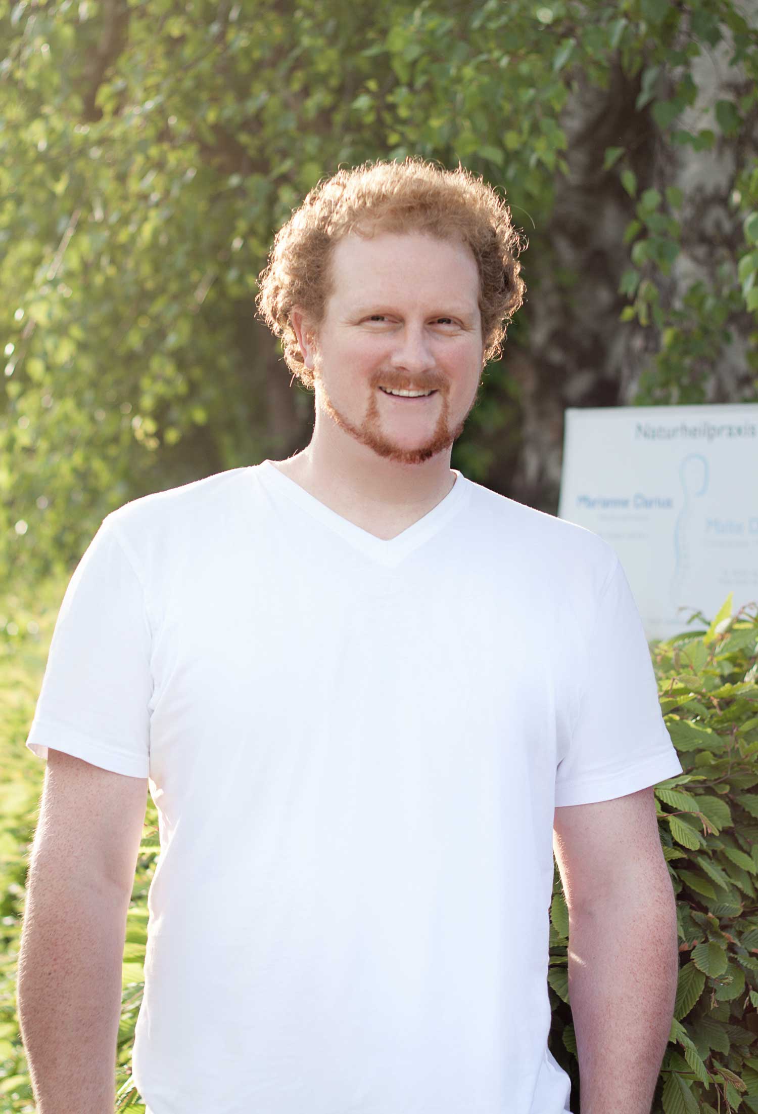 Osteopath Malte Darius vor der Praxis in Unna